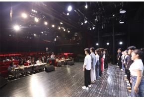 美女疯狂舔男人鸡鸡视频高三年级表演专业举行阶段考试